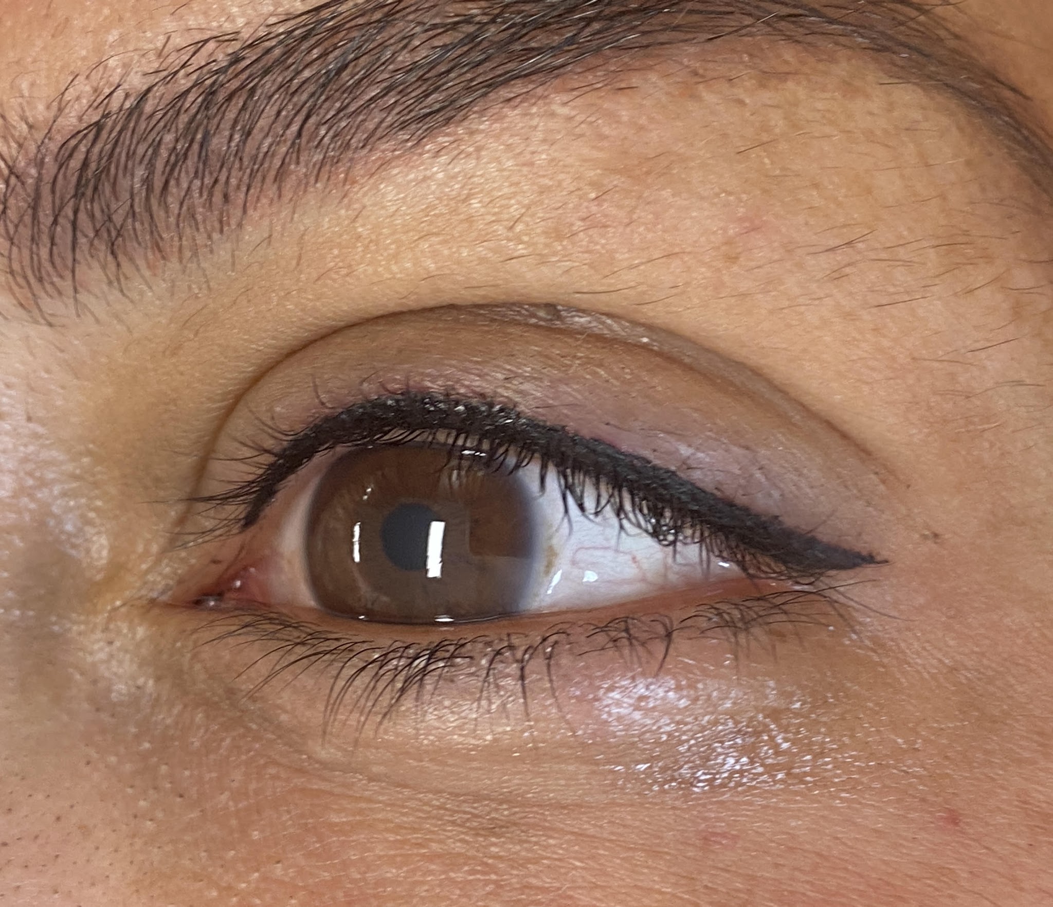 Close-up van een oog met een fijne zwarte eyeliner bovenin