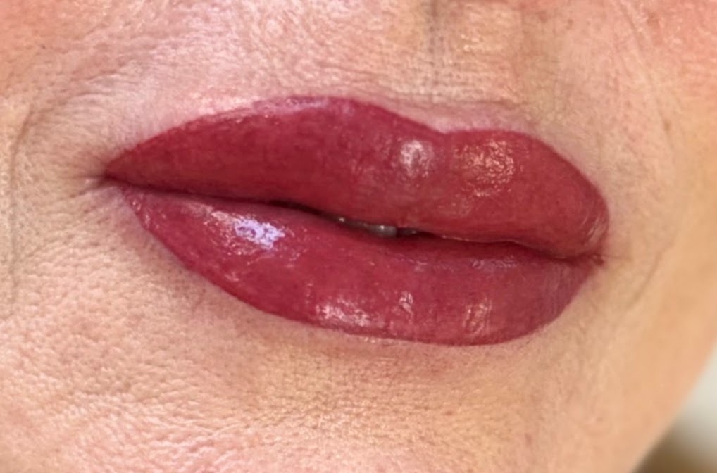 Volle lippen in diep bessenrood na een permanente make-up behandeling