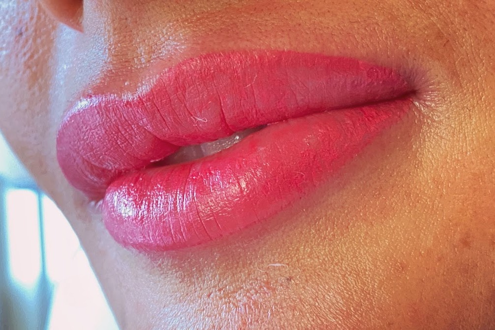Volle lippen in helder roze na een permanente make-up behandeling
